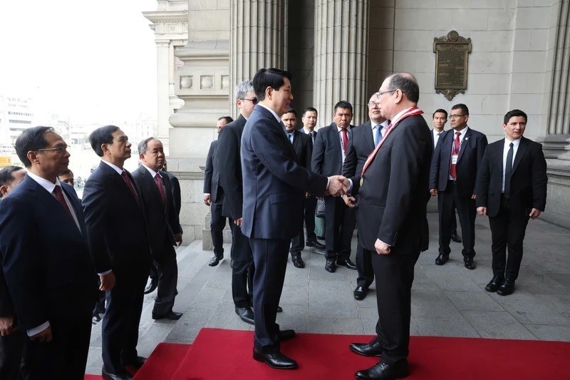 Le président Luong Cuong (à gauche) et le président de la Cour suprême du Pérou Javier Arévalo Vela. Photo : NDEL.