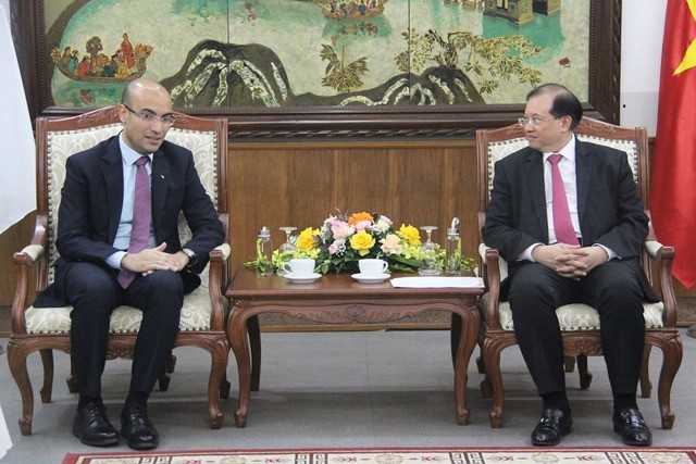 Le vice-ministre de la Culture, des Sports et du Tourisme, Ta Quang Dong, a reçu l’ambassadeur d’Algérie au Vietnam, Sofiane Chaib. Photo : Toquoc.vn