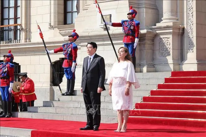 La présidente du Pérou, Dina Ercilia Boluarte Zegarra préside une cérémonie d'accueil solennelle du président Luong Cuong. Photo : VNA.