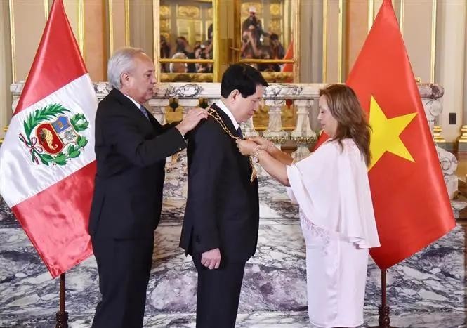 La présidente péruvienne Dina Ercilia Boluarte Zegarra a remis la Grand-Croix de l'Ordre du Soleil du Pérou au président vietnamien Luong Cuong. Photo : VNA,