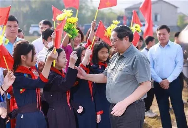 Le Premier ministre Pham Minh Chinh et des habitants la zone résidentielle 8, bourg de Na Sâm, district de Van Lang, province de Lang Son. Photo : VNA.