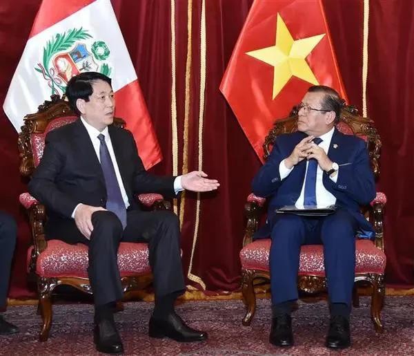 Le président Luong Cuong (à gauche) rencontre le président du Congrès du Pérou, Eduardo Salhuana. Photo : VNA.