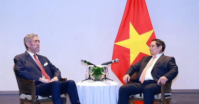 Le Premier ministre Pham Minh Chinh (droite) rencontre le secrétaire général du Mouvement de la gauche unie (MIU) Miguel Mejía, et également ministre dominicain des Politiques d'intégration régionale. Photo: VNA