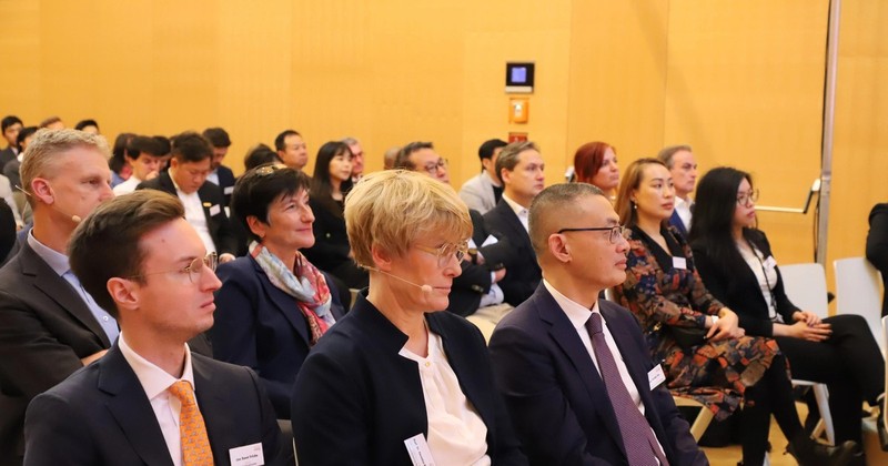 L'ambassadeur du Vietnam en Allemagne, Vu Quang Minh (3e à partir de la gauche), assiste au Vietnam Dialogue. Photo : VNA.