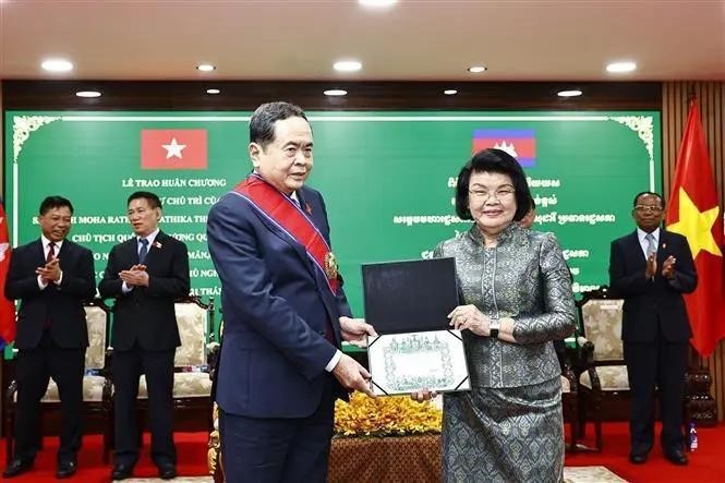 La présidente de l'Assemblée nationale du Cambodge, Samdech Khuon Sudary, a décerné l'Ordre royal du Mérite de classe Grand Croix du Cambodge au président de l'Assemblée nationale du Vietnam Tran Thanh Man. Photo : VNA.