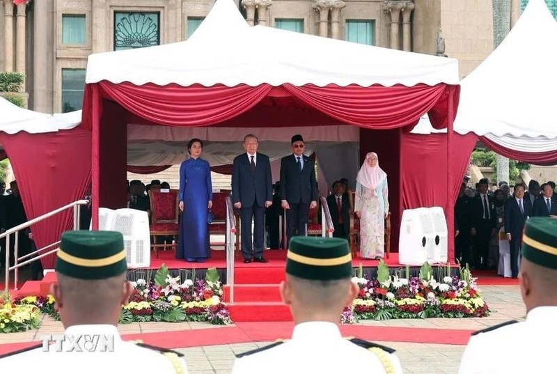 Le secrétaire général du Parti communiste du Vietnam (PCV), To Lam, et son épouse lors de la cérémonie d’accueil présidée par le Premier ministre malaisien et son épouse. Photo: VNA.