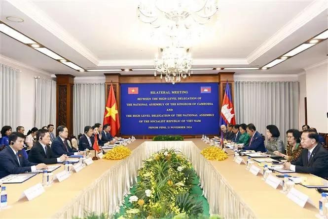 L'entretien entre le président de l'Assemblée nationale du Vietnam Tran Thanh Man et la présidente de l'Assemblée nationale du Cambodge Samdech Khuon Sudary. Photo : VNA.