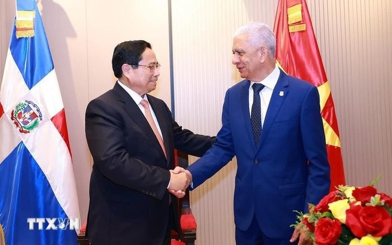 Le Premier ministre Pham Minh Chinh (à gauche) et le président du Sénat de la République dominicaine Ricardo de los Santos Polanco. Photo : ANV.