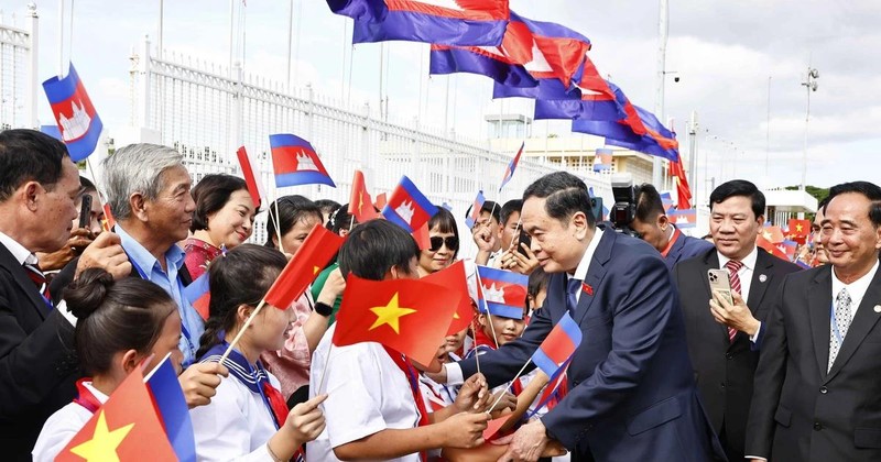 Le président de l'AN Tran Thanh Man arrive à Phnom Penh, entamant sa visite officielle au Cambodge. Photo : VNA.