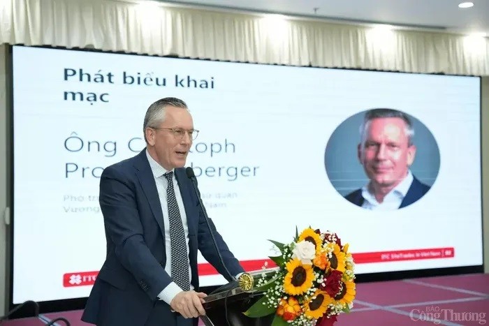 Christoph Prommersberger, chef adjoint de mission de l’Ambassade des Pays-Bas, prend la parole lors de la cérémonie. Photo : congthuong.