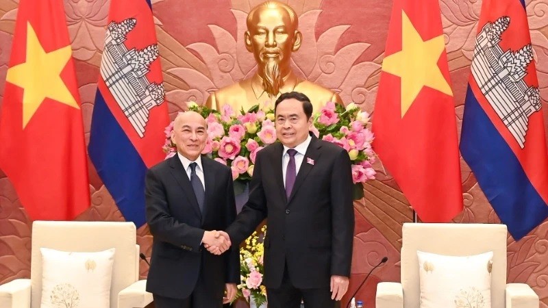 Le président de l’Assemblée nationale Trân Thanh Mân (à droite) et le roi du Cambodge Norodom Sihamoni se serrent la main, à Hanoi, le 28 novembre. Photo : NDEL. 