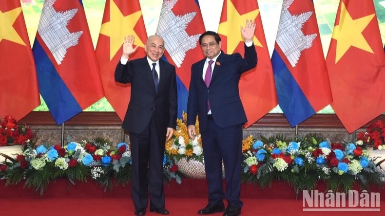 Le Premier ministre Pham Minh Chinh (à droite) et le roi du Cambodge Norodom Sihamoni, à Hanoi, le 28 novembre. Photo : NDEL.