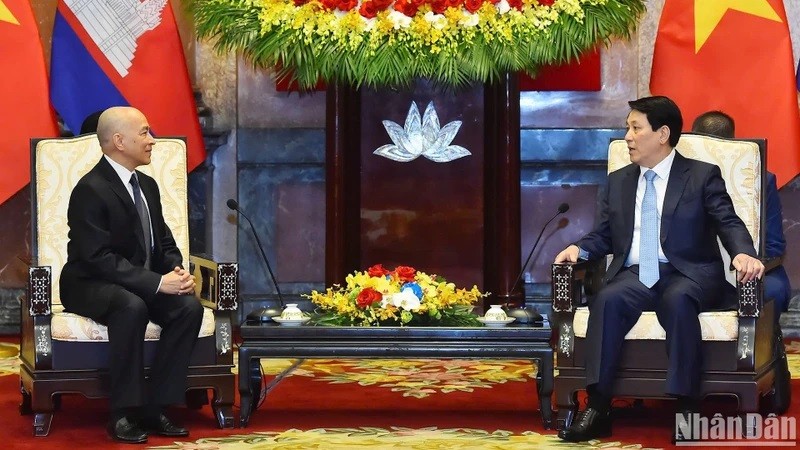 Le président Luong Cuong (à droite) et le roi Norodom Sihamoni se serrent la main, à Hanoi, le 28 novembre. Photo : NDEL.