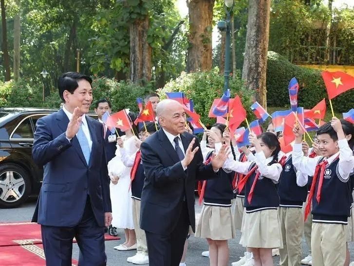 Cérémonie d'accueil officielle en l'honneur du roi du Cambodge. Photo : VNA.