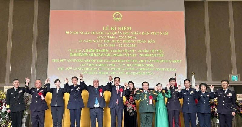 La cérémonie de célébration du 80e anniversaire de la fondation de l'Armée populaire du Vietnam (22 décembre 1944 - 22 décembre 2024) et du 35e anniversaire de la Journée de la défense nationale du Vietnam. Photo : VNA.