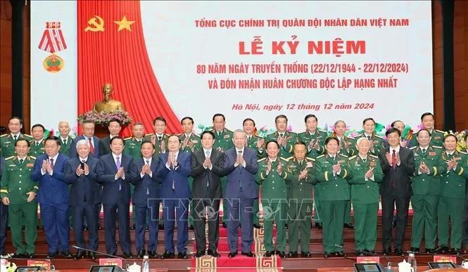 Le secrétaire général du Parti Tô Lâm, le président de la République Luong Cuong, le président de l'Assemblée nationale Trân Thanh Mân et des délégués lors de la cérémonie. Photo : VNA.