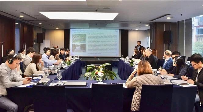 Experts vietnamiens et finlandais au séminaire d’échange d’expériences en matière de gestion des eaux souterraines, à Hanoi, le 11 décembre. Photo : VNA.