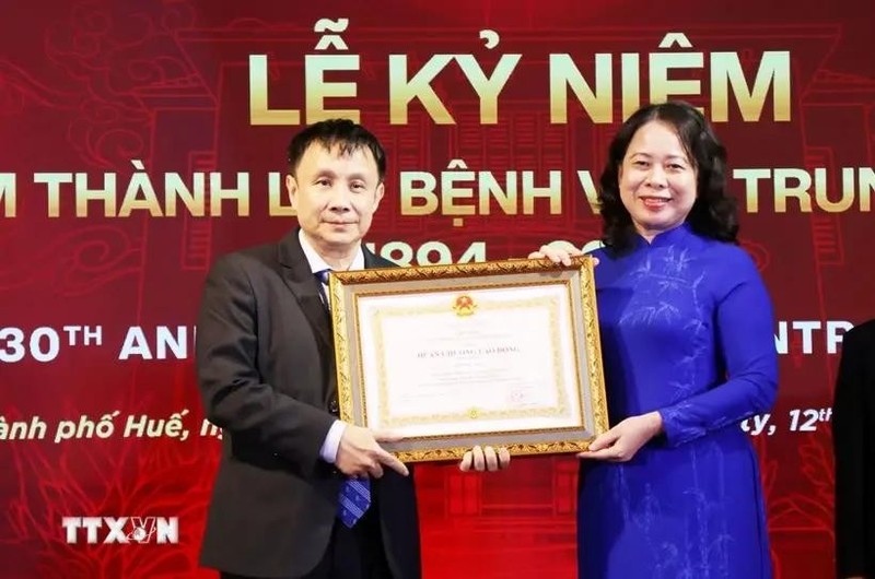 La vice-présidente Vo Thi Anh Xuan décerne l'Ordre du travail de première classe au professeur Dr Pham Nhu Hiep, directeur de l'hôpital central de Huê. Photo : VNA.