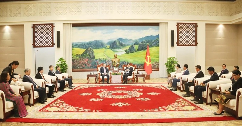 Le secrétaire général et président lao Thongloun Sisoulith (à droite, au centre) recevant le ministre vietnamien de la Justice Nguyên Hai Ninh, à Vientiane, le 19 décembre. Photo : VNA. 