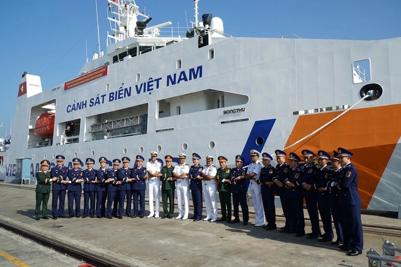 La délégation des garde-côtes vietnamiens conduite par le colonel Nguyen Minh Khanh, vice-commandant et chef d’état-major du Commandement de la zone 3 des garde-côtes vietnamiens, a effectué une visite de travail auprès de la zone 4 du Commandement occidental des forces de protection des côtes indiennes, à Kochi, Kerala. Photo : VOV.