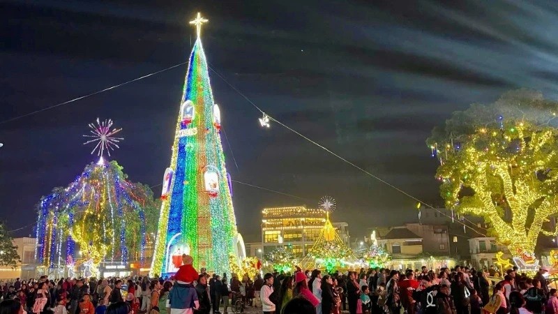 La cathédrale de pierre de Phat Diem (quartier de Kim Son) est décorée de couleurs vives pour accueillir Noël.