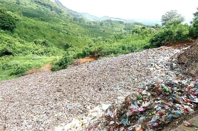 Déchets d'une décharge dans la province de Hoa Binh, au nord du pays. Photo : VNA 