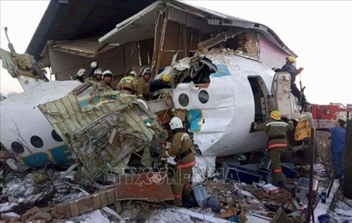 Les autorités inspectent les lieux du crash près d’Aktau, au Kazakhstan, le 25 décembre 2024. Photo : Ministère des Situations d’urgence du Kazakhstan/VNA. 