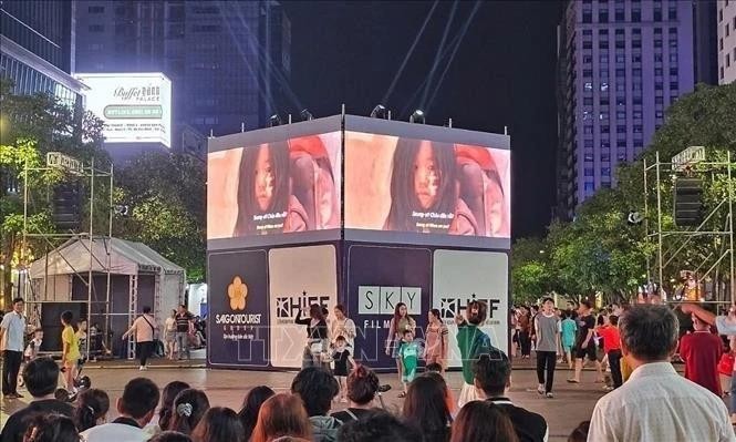 Un écran LED installé dans la rue piétonne Nguyen Hue (1er arrondissement) pour optimiser l'expérience cinématographique des habitants de Hô Chi Minh-Ville. Photo d'illustration : VNA. 