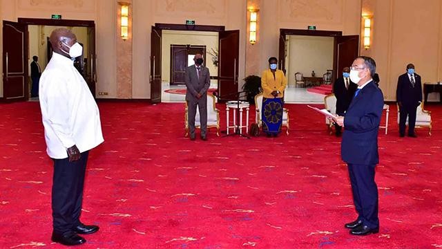 Nguyen Nam Tien, ambassadeur du Vietnam en Tanzanie et en Ouganda, présente ses lettres de créance au président ougandais, Yoweri Kaguta Museveni. Photo : baoquote 