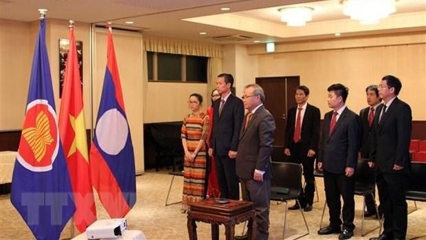 L’ambassadeur Latsamy Keomany, chef de la mission permanente du Laos auprès de l’ONU, de l’OMC, et des autres organisations internationales, vient présenter ses félicitations à la Mission permanente du Vietnam auprès de l’ONU, de l’OMC et des autres organisations internationales à Genève, en Suisse. Photo: VNA