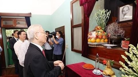 Le Secrétaire général du Parti, Nguyên Phu Trong, rend hommage au Président Hô Chi Minh à la maison 67 dans la zone des vestiges dédié au leader éminent à Hanoï, le 1er septembre. Photo : VNA