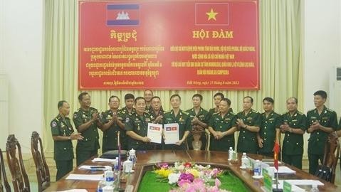 Entretien entre le commandement des gardes-frontières de la province vietnamienne de Dak Nông et la sous-région militaire de la province cambodgienne de Mondulkiri. Photo : VNA