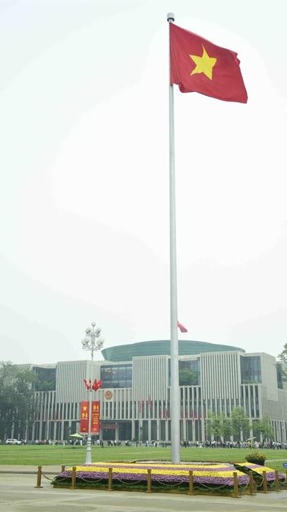 Le drapeau national est hissé à la place historique Ba Dinh, Hanoï, lors de la fête nationale, le 2 septembre. Photo : VNA