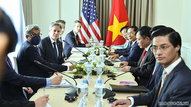 Lors de la rencontre entre le ministre vietnamien des Affaires étrangères et le secrétaire d'État américain Antony Blinken en marge de la 55e réunion des ministres des Affaires étrangères de l'ASEAN (AMM-55) tenue le 5 août au Cambodge. Photo : baoquocte.vn