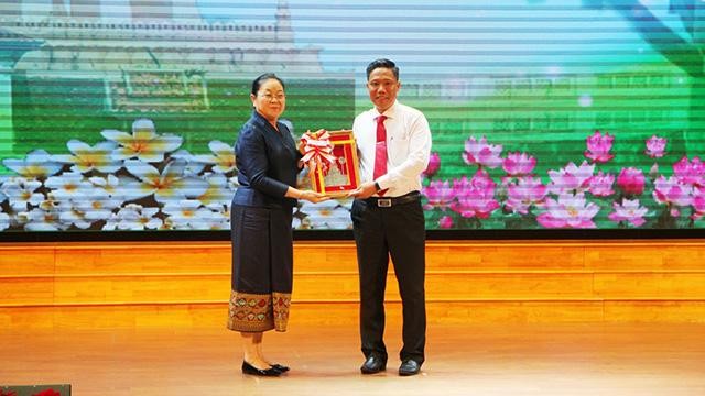 La consule générale du Laos à Hô Chi Minh-Ville, Phimpha Keomixay (à gauche) remet un cadeau de souvenir au vice-président du Comité populaire de Cân Tho, Nguyên Thuc Hiên. Photo : thoidai.com.vn