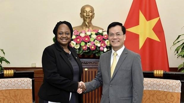 Le vice-ministre vietnamien des Affaires étrangères Ha Kim Ngoc et la sous-secrétaire d'État chargée du Contrôle des armements et des Affaires de sécurité internationale, Bonnie D. Jenkins. Photo : VNA.