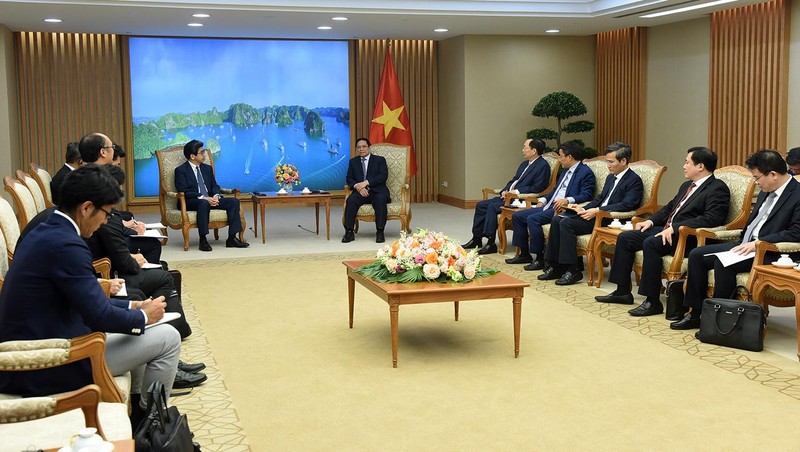 Le Premier ministre vietnamien, Pham Minh Chinh (à droite), et Hayashi Nobumitsu, gouverneur de la Banque japonaise pour la coopération internationale, en visite de travail au Vietnam. Photo : Tran Hai/NDEL.