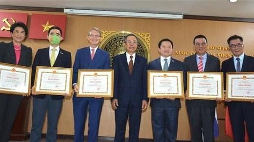 L'ambassadeur du Vietnam en Thaïlande, Phan Chi Thanh (Centre) et des représentants d'unité ayant reçu le certificat d’honneur du ministre vietnamien des Affaires étrangères. Photo : VNA