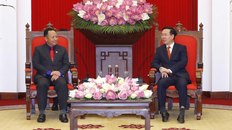 Le permanent du Secrétariat du PCV, Vo Van Thuong (à droite), et le secrétaire du Comité central de l’Union des jeunes révolutionnaires du peuple laotien, Monxay Laomuasong. Photo : VNA