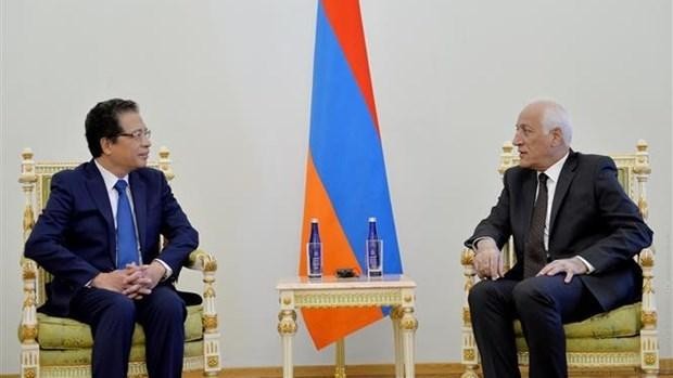 L’ambassadeur du Vietnam en Russie et en Arménie Dang Minh Khoi (gauche) et le président de la République d'Arménie Vahagn Khatchatourian. Photo : VNA.