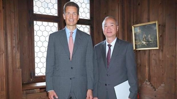 Le nouvel ambassadeur du Vietnam au Liechtenstein Phùng Thê Long (droit) et le prince héréditaire Alois de Liechtenstein. Photo : VNA.