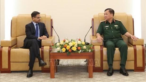 Le général de corps d'armée Hoang Xuan Chien (droite) et l’ambassadeur indien au Vietnam Pranay Verma. Photo : VNA