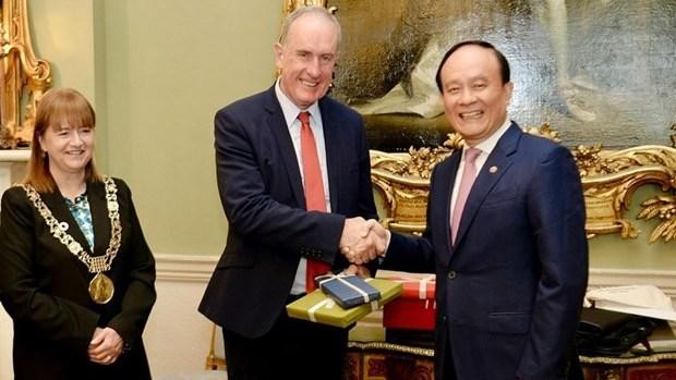 Le président du Conseil populaire municipal, Nguyên Ngoc Tuân (à droite), remet un cadeau au directeur général du Conseil municipal de Dublin Owen P. Keegan. Photo : VNA.