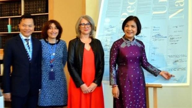 L’ambassadrice Le Thi Tuyet Mai, cheffe de la Mission permanente du Vietnam auprès de l’ONU, de l’OMC et d’autres organisations internationales à Genève a signé l'affiche de la Charte de l’ONU. Photo: VNA