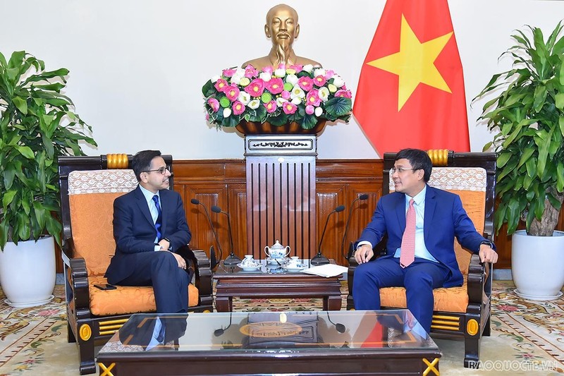 Le vice-ministre vietnamien des Affaires étrangères, Nguyên Minh Vu (à droite), et l'ambassadeur indien, Pranay Verma. Photo; baoquocte