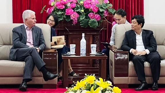 Le président du Comité populaire de Binh Duong, Vo Van Minh (à droite), et Charles R. Kaye, directeur général mondial de Warburg Pincus. Photo: qdnd.vn