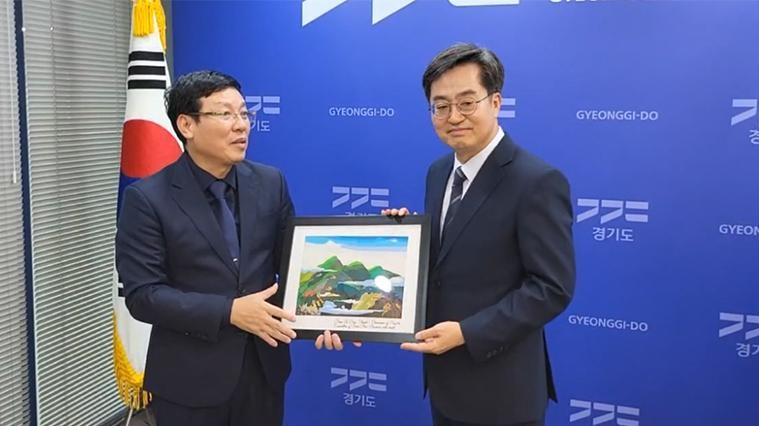 Le président du Comité populaire provincial de Vinh Phuc, Lê Duy Thành, remet un cadeau de souvenir à un responsable du Gyeonggi. Photo: tapchicongthuong