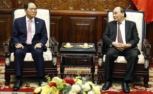 Le Président Nguyên Xuân Phuc (à droite) et l’ambassadeur sud-coréen Park Noh Wan. Photo : VNA.