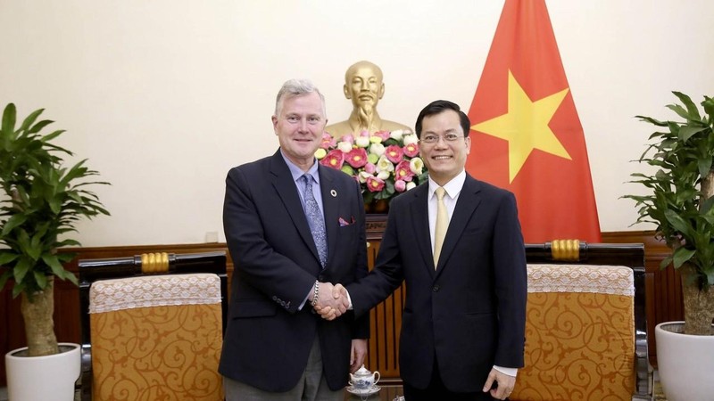 Le vice-ministre vietnamien des Affaires étrangères, Hà Kim Ngoc (à droite), et le directeur régional du Fonds des Nations Unies pour la population (UNFPA) pour l’Asie-Pacifique, Bjorn Andersson. Photo: baoquocte