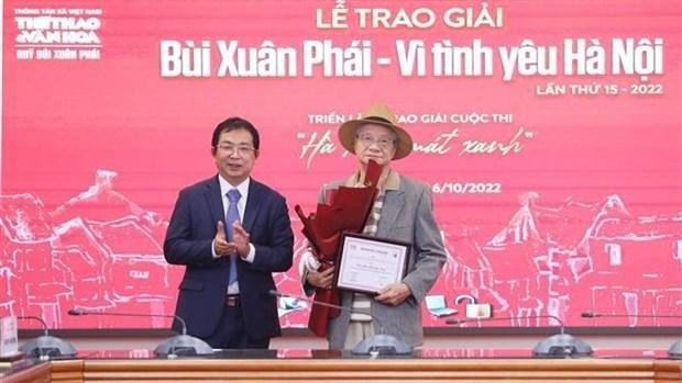 Le directeur général adjoint de l'Agence vietnamienne d'Information Nguyên Tuân Hung remet le Grand Prix au réalisateur Trân Van Thuy (droite). Photo : VNA